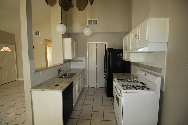 Building Photo - 5145 Beaver Hollow Dr