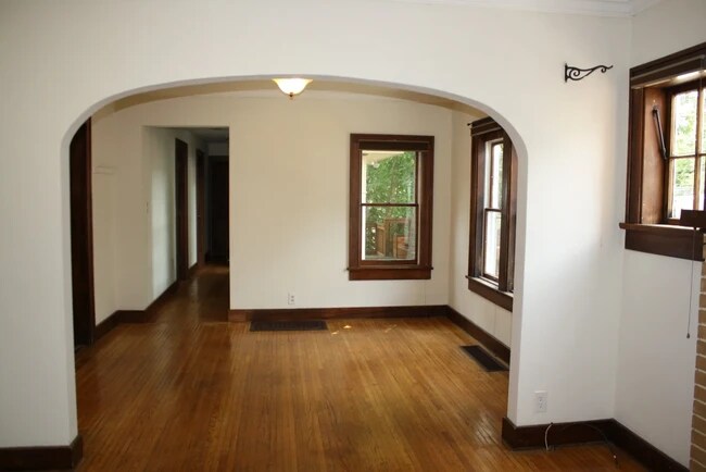 Building Photo - 426 E 2nd St