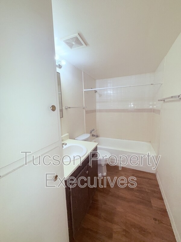 Building Photo - 20 N Leonora Ave