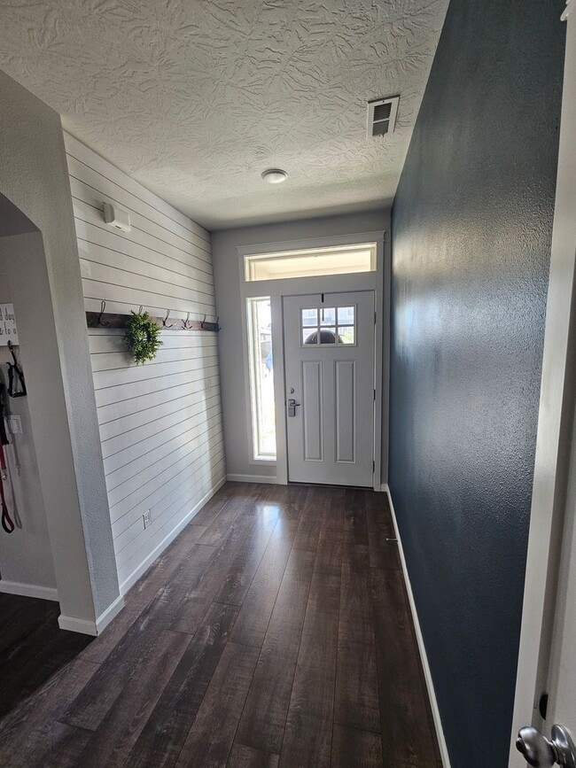 Building Photo - Charming 3-Bedroom Home