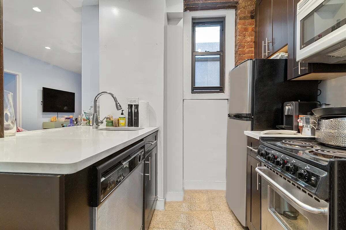 Foto del edificio - 141 W 10th St