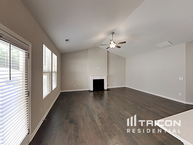 Building Photo - 460 Clematis Court