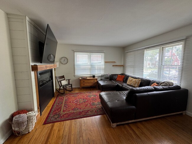 Building Photo - Adorable 3 Bedroom Home Near Lincoln Park!