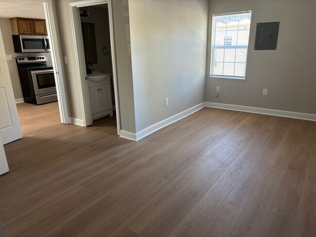 Building Photo - Fully Remodeled 2-Bedroom Home Near Grant ...