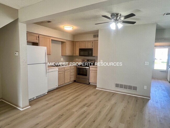 Foto del edificio - Stunning townhome w/ outdoor Maintenance p...