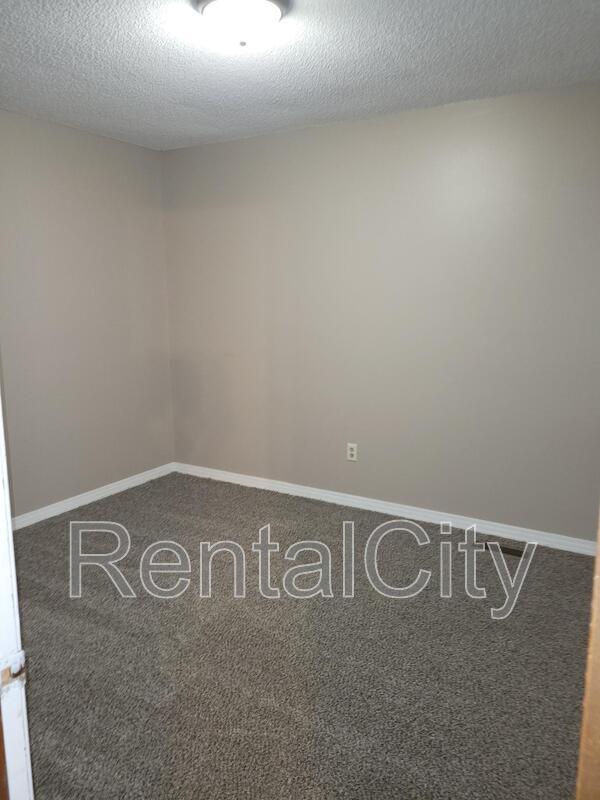 Building Photo - 810 E Tickle St