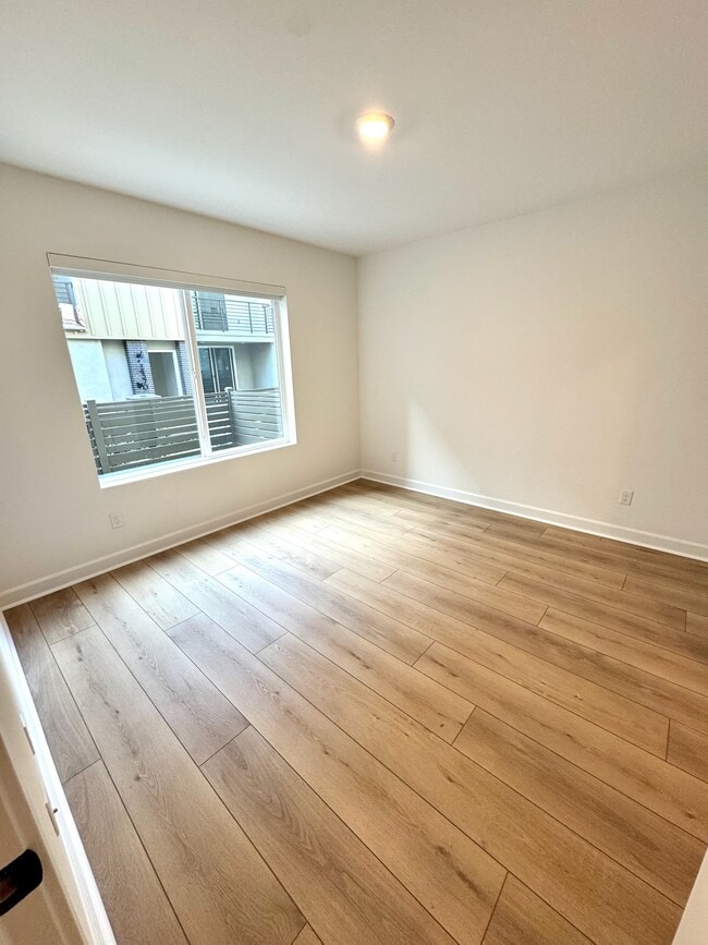 Dormitorio 4, en la primera planta. Dimensiones: 3,5 x 3,5 m. Amplio dormitorio con baño en suite. - 14350 Savannah Ct