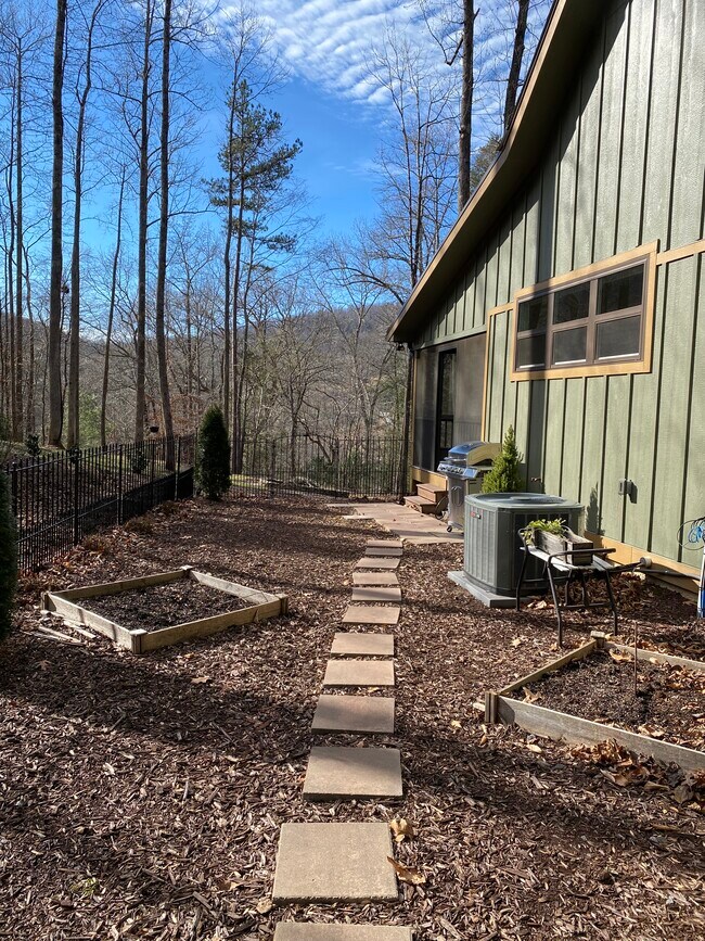 Zona vallada para perros pequeños y huertos. - 18 Twisted Birch Dr