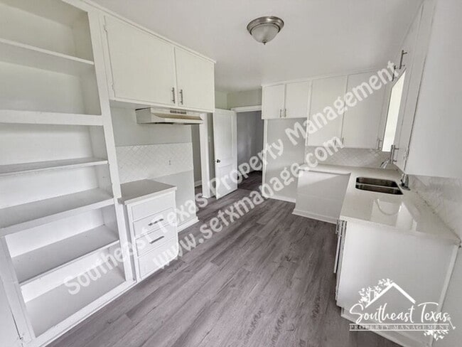 Foto del edificio - 2325 Butler Dr