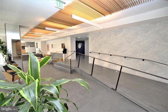 Foto del edificio - 3333 University Blvd W