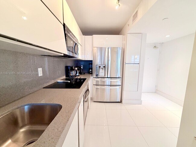 Foto del edificio - 100 Lincoln Rd