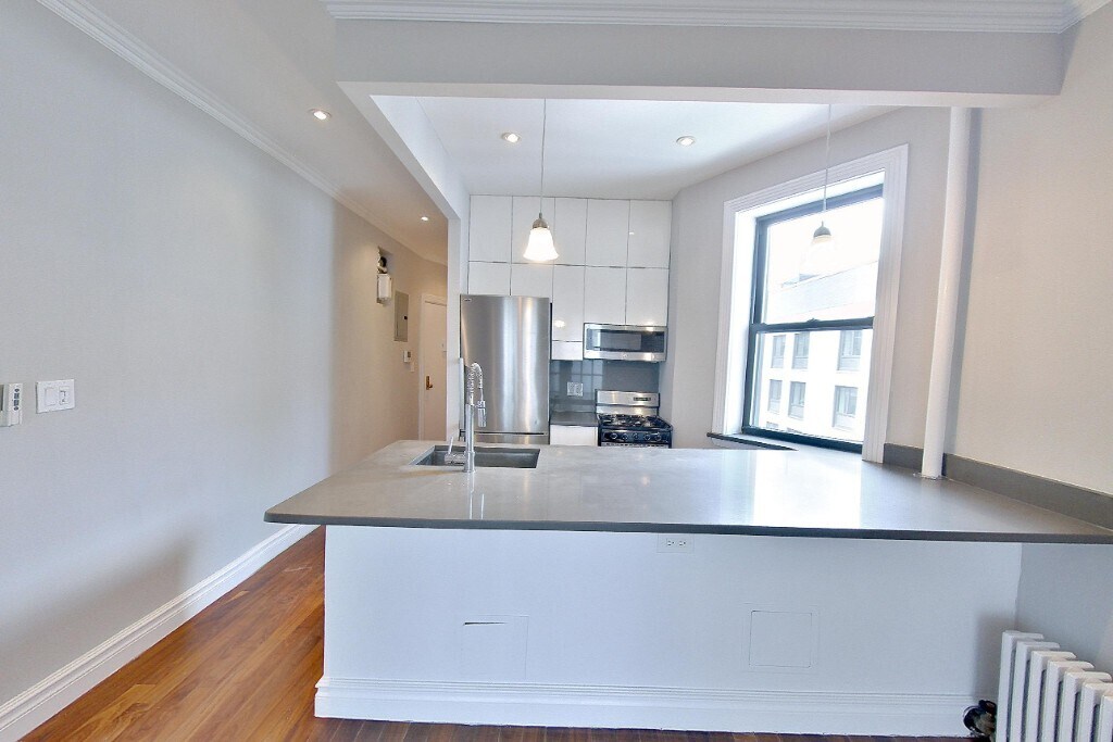 Building Photo - 722 Tenth Avenue