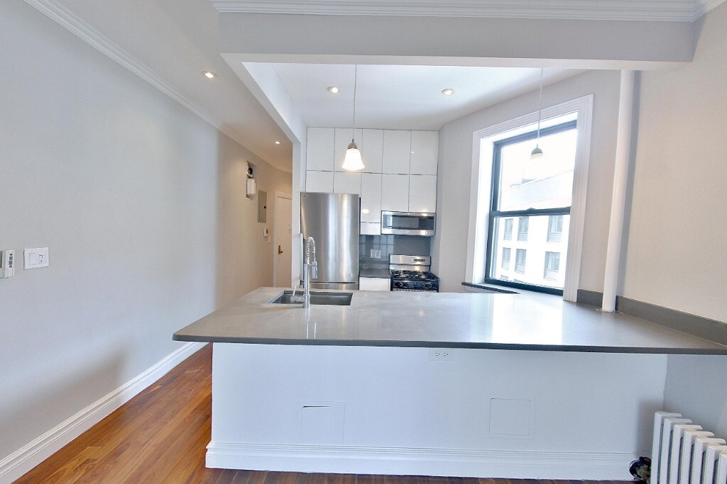 Building Photo - 722 Tenth Avenue