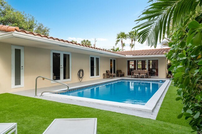 Building Photo - 2409 NE 22nd Ter