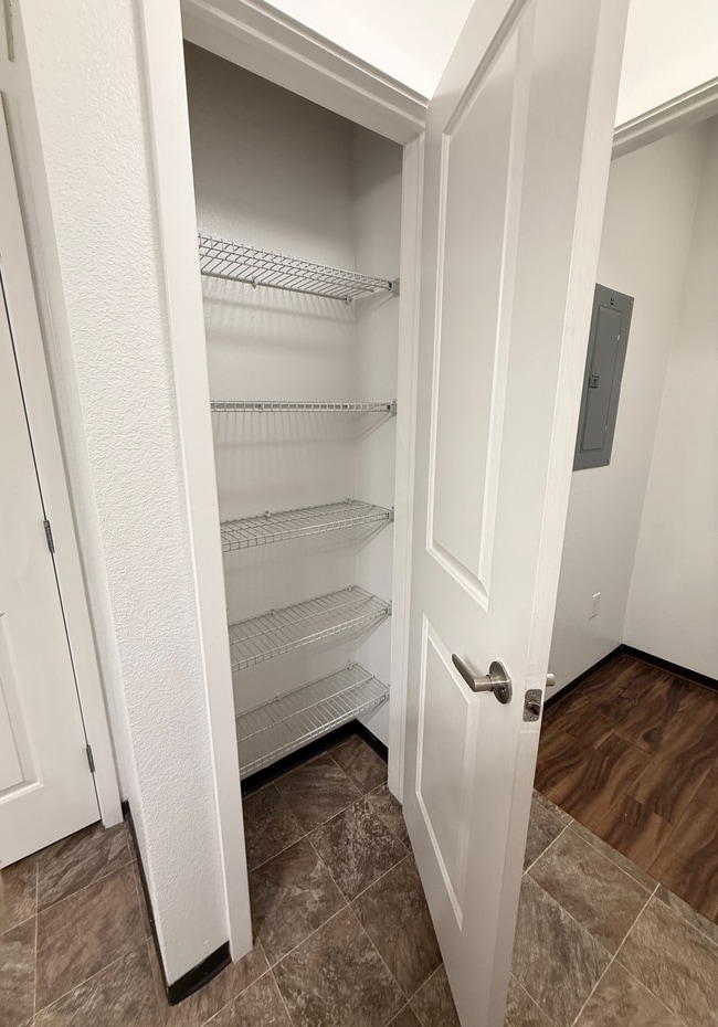 linen-closet-park-hill-4000-1x1-B104-Ash-A1-01-28-2026 - Park Hill 4000