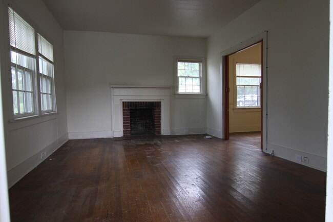 Building Photo - 2 Bedroom Home For Rent 1 Block From APSU!