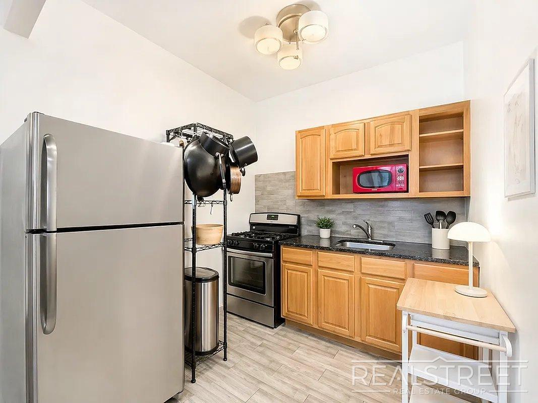 Building Photo - Spacious 2-Bedroom Apartment in Prime Bushwick