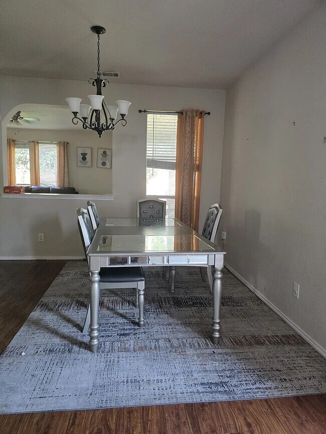 Foto del edificio - Room in House on Melanie Ct