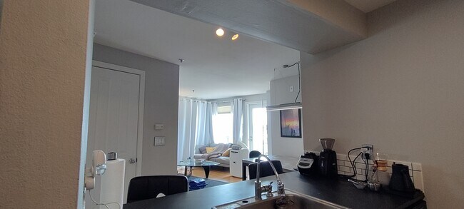 Otro - 530 Melrose Ave E