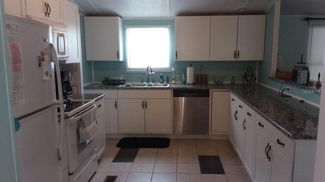 Foto del edificio - 460 Hilltop Ct