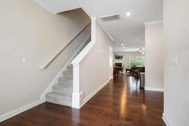 Building Photo - 3-Bedroom Townhome Available Eary July!