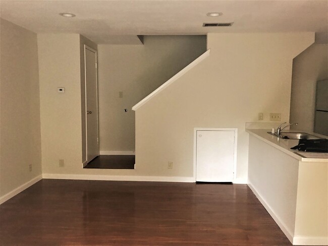 Building Photo - $2,290 /2 BR - 920 S.F. GORGEOUS UPSTAIRS ...