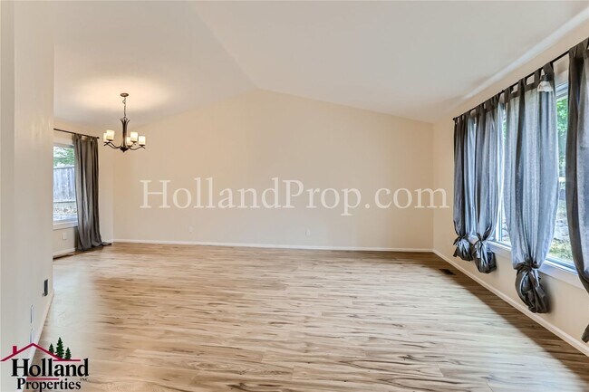 Foto del edificio - Charming Tri-Level Home Near Parks, Trails...