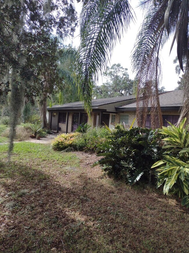 Building Photo - Beautiful home in Fruiland Park