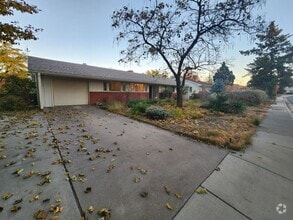 Building Photo - 720 Montclaire Dr NE