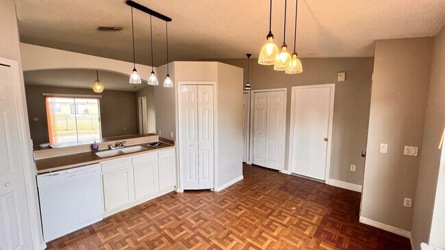 Foto del edificio - Spacious 4 Bedroom and 3 Bath Home! INTERN...