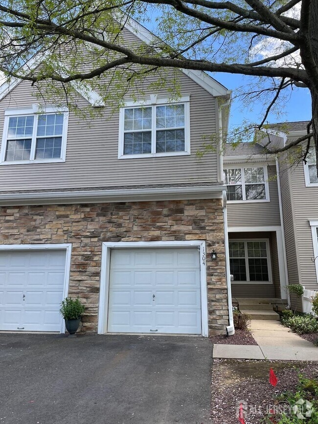 Building Photo - 1304 Dahlia Cir