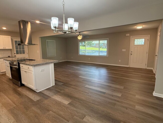 Building Photo - 4 Poinsettia Drive