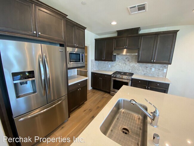 Building Photo - 3 br, 4 bath House - 3015 Blackberry Ave