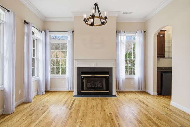 Building Photo - 4 Bed/3 Bath. Pet Friendly. Master on Main