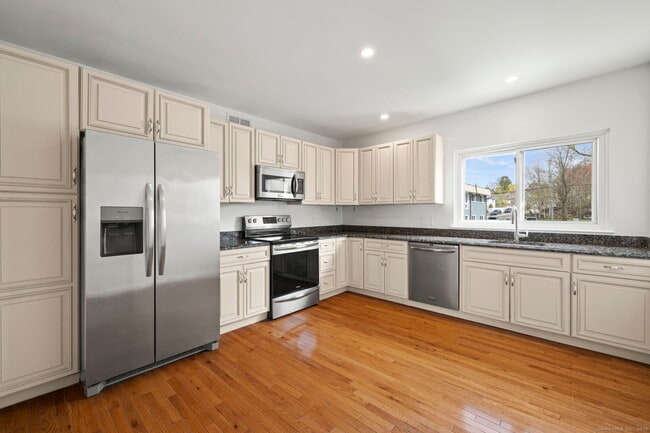 Building Photo - 1153 Stratfield Rd