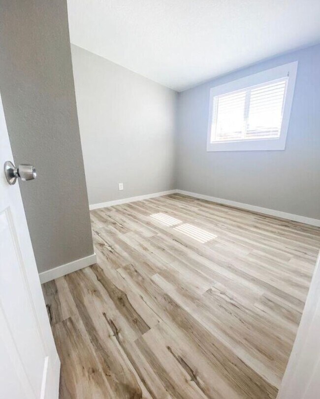 Foto del edificio - 584-586 Stuart Duplex