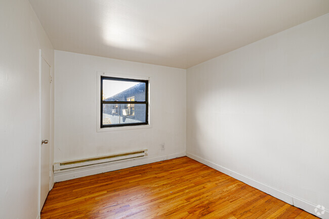 2BR, 2BA - 770SF - Bedroom - 1266 Washington Ave