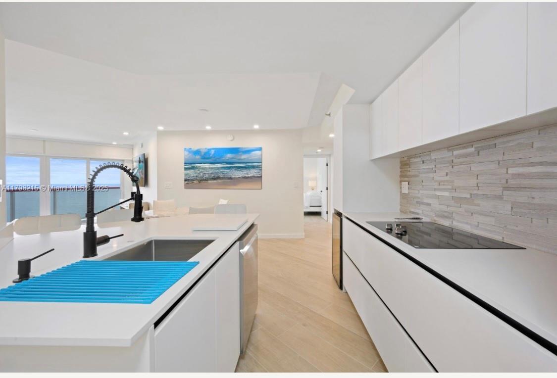 Foto principal - 6767 Collins Ave