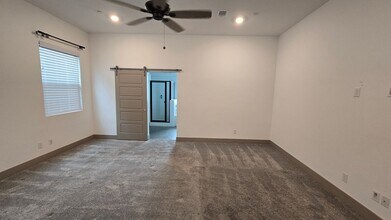 Building Photo - 9405 Parkwood Manor Dr