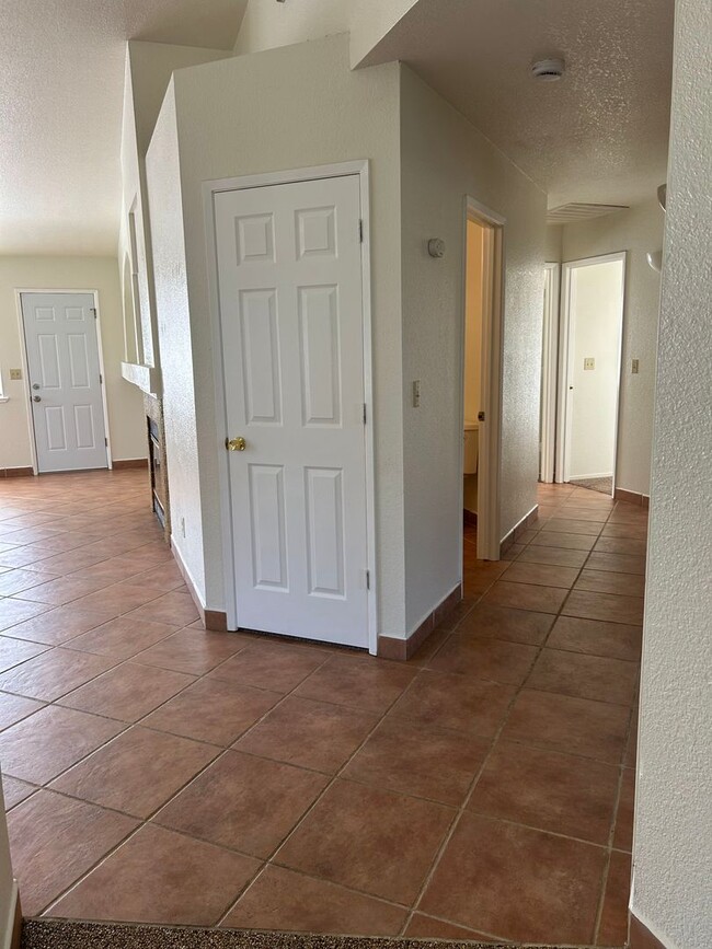 Building Photo - Beautiful 3 bedroom Home