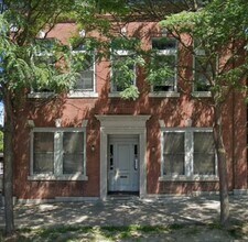 Building Photo - 260 College St