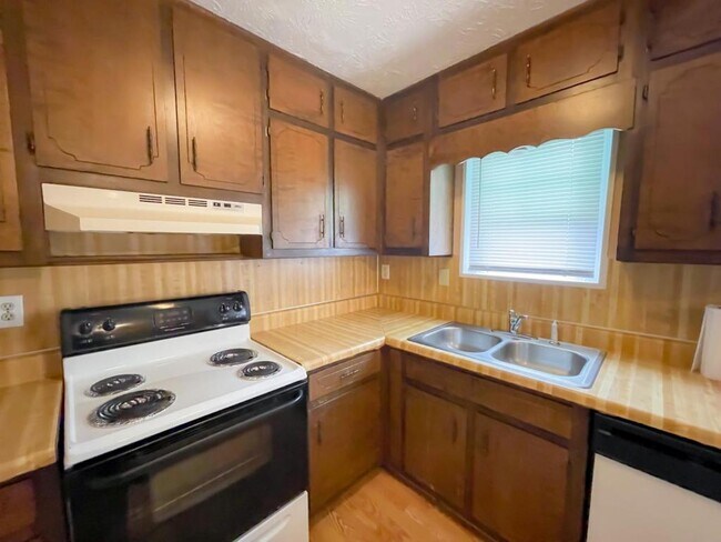 Foto del edificio - 667 Five Forks Trickum Rd SW