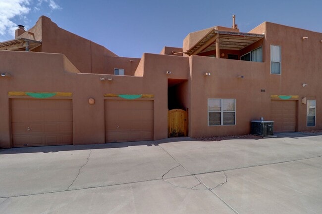 Building Photo - 701 Indian Hollow Rd