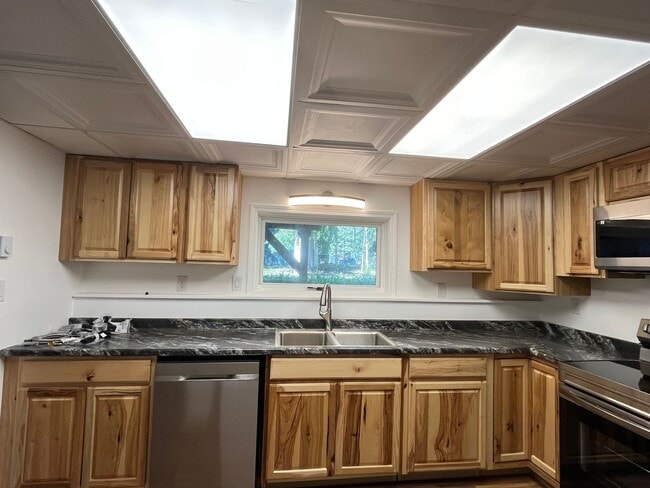 Building Photo - Newly renovated 3bd/1ba apt w. Garage
