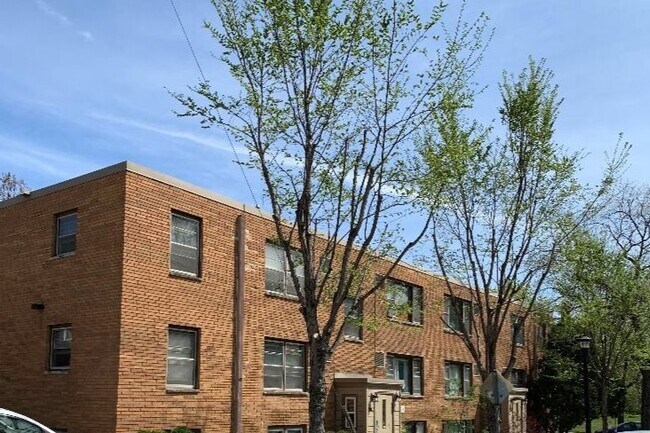 Building Photo - 902 25th W St
