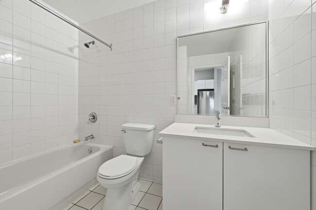 Bathroom #110 - Tour Sherbrooke