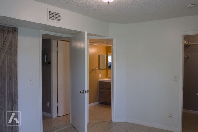 Foto del edificio - 345 Lakepointe Dr