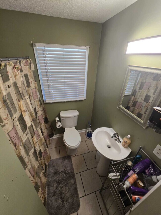 Building Photo - Fantastic Full Brick 3 Bedroom, 2 Bath hom...