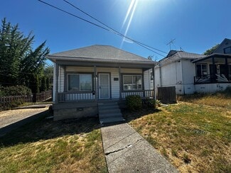 Building Photo - 347 SE Pitzer St