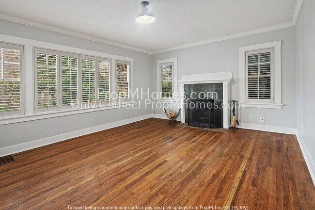 Foto del edificio - Embrace Tranquil Living in Mt. Tabor: Your...